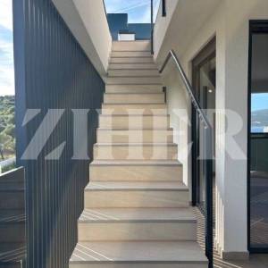 PRODAJA, KRK, DVA LUKSUZNA DVOETAŽNA APARTMANA S KROVNIM BAZENIMA