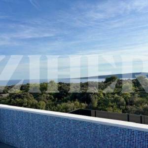 PRODAJA, KRK, DVA LUKSUZNA DVOETAŽNA APARTMANA S KROVNIM BAZENIMA