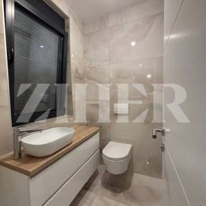 PRODAJA, KRK, DVA LUKSUZNA DVOETAŽNA APARTMANA S KROVNIM BAZENIMA