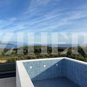 PRODAJA, KRK, DVA LUKSUZNA DVOETAŽNA APARTMANA S KROVNIM BAZENIMA