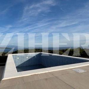 PRODAJA, KRK, DVA LUKSUZNA DVOETAŽNA APARTMANA S KROVNIM BAZENIMA