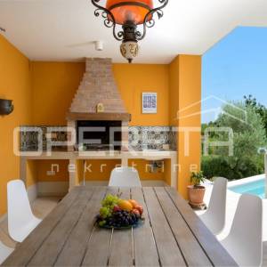 Istra, Svetvinčenat, predivna kuća sa bazenom i saunom okružena prirodom