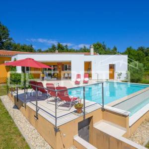 Istra, Svetvinčenat, predivna kuća sa bazenom i saunom okružena prirodom
