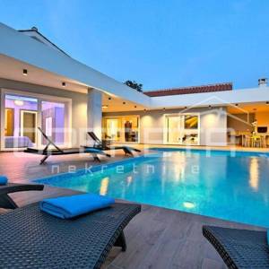 Istra, Svetvinčenat, predivna kuća sa bazenom i saunom okružena prirodom