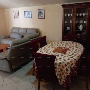 Prodaja kuće s dvorištem i parkirnim mjestima, Pula!