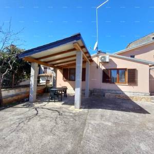 Prodaja kuće s dvorištem i parkirnim mjestima, Pula!