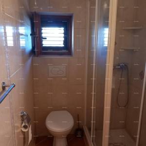 Prodaja kuće s dvorištem i parkirnim mjestima, Pula!