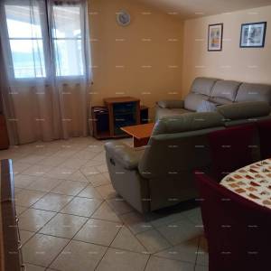 Prodaja kuće s dvorištem i parkirnim mjestima, Pula!