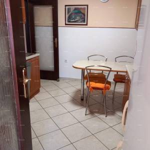 Prodaja kuće s dvorištem i parkirnim mjestima, Pula!