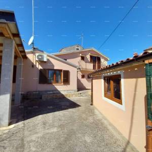 Prodaja kuće s dvorištem i parkirnim mjestima, Pula!