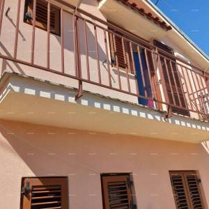 Prodaja kuće s dvorištem i parkirnim mjestima, Pula!