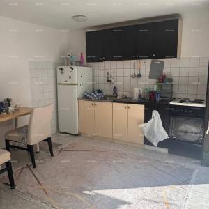 Prodaja kuće u širem dijelu centra s pomoćnom građevinom, Pula!