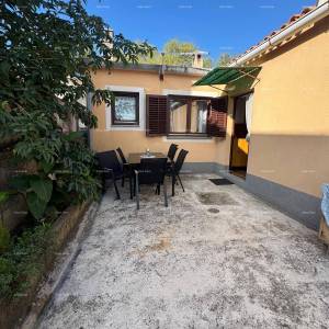 Prodaja kuće u širem dijelu centra s pomoćnom građevinom, Pula!