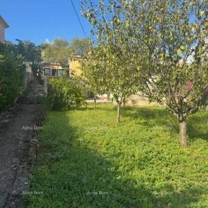 Prodaja kuće u širem dijelu centra s pomoćnom građevinom, Pula!