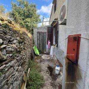 Prodaja kuće u širem dijelu centra s pomoćnom građevinom, Pula!