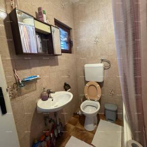 Prodaja kuće u širem dijelu centra s pomoćnom građevinom, Pula!