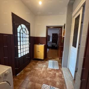 Prodaja kuće u širem dijelu centra s pomoćnom građevinom, Pula!