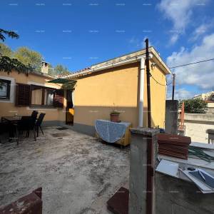 Prodaja kuće u širem dijelu centra s pomoćnom građevinom, Pula!