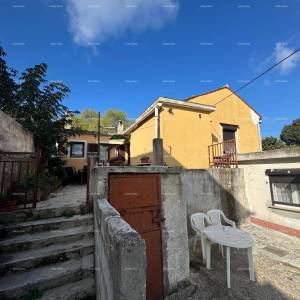 Prodaja kuće u širem dijelu centra s pomoćnom građevinom, Pula!