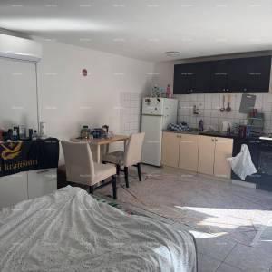 Prodaja kuće u širem dijelu centra s pomoćnom građevinom, Pula!