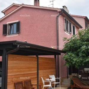 Prodaja lijepe, obiteljske, dupleks kuće s garažom, okolica Poreča!