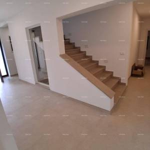 Prodaja - luksuzna kuća na velikoj okućnici s bazenom, wellness sobom i teretanom, blizina Poreča!