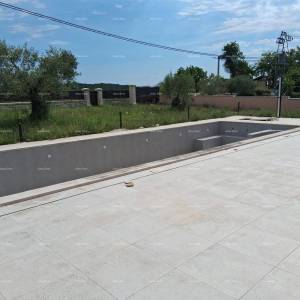 Prodaja - luksuzna kuća na velikoj okućnici s bazenom, wellness sobom i teretanom, blizina Poreča!