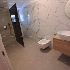 Prodaja - luksuzna kuća na velikoj okućnici s bazenom, wellness sobom i teretanom, blizina Poreča!