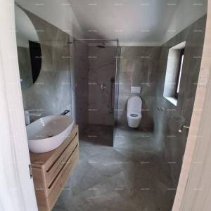 Prodaja - luksuzna kuća na velikoj okućnici s bazenom, wellness sobom i teretanom, blizina Poreča!