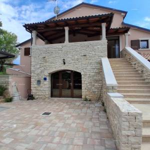 Prodaja - luksuzna kuća na velikoj okućnici s bazenom, wellness sobom i teretanom, blizina Poreča!