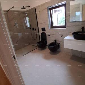 Prodaja - luksuzna kuća na velikoj okućnici s bazenom, wellness sobom i teretanom, blizina Poreča!