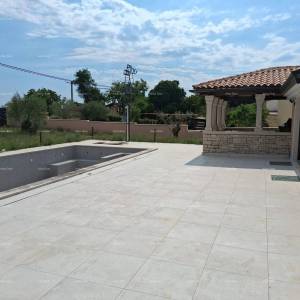 Prodaja - luksuzna kuća na velikoj okućnici s bazenom, wellness sobom i teretanom, blizina Poreča!