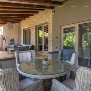 Prodaja - luksuzna vila s bazenom i dodatnim objektom, na prostranoj okućnici, Ližnjan!