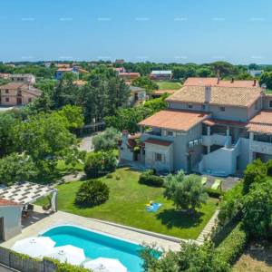 Prodaja - luksuzna vila s bazenom i dodatnim objektom, na prostranoj okućnici, Ližnjan!