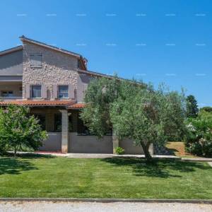 Prodaja - luksuzna vila s bazenom i dodatnim objektom, na prostranoj okućnici, Ližnjan!