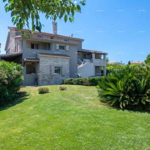 Prodaja - luksuzna vila s bazenom i dodatnim objektom, na prostranoj okućnici, Ližnjan!