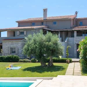 Prodaja - luksuzna vila s bazenom i dodatnim objektom, na prostranoj okućnici, Ližnjan!