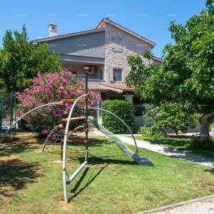 Prodaja - luksuzna vila s bazenom i dodatnim objektom, na prostranoj okućnici, Ližnjan!