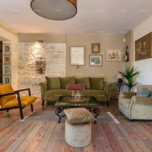 Prodaja - luksuzna vila s bazenom i dodatnim objektom, na prostranoj okućnici, Ližnjan!