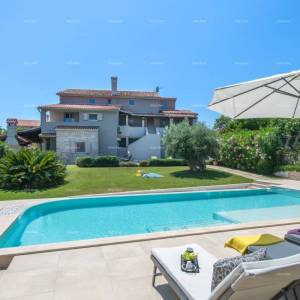 Prodaja - luksuzna vila s bazenom i dodatnim objektom, na prostranoj okućnici, Ližnjan!