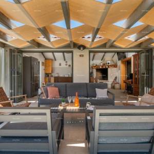 Prodaja - luksuzna vila s bazenom i dodatnim objektom, na prostranoj okućnici, Ližnjan!