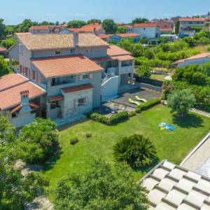 Prodaja - luksuzna vila s bazenom i dodatnim objektom, na prostranoj okućnici, Ližnjan!