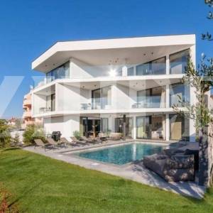 PRODAJA, LUKSUZNA VILA S BAZENOM I S PREKRASNIM POGLEDOM NA MORE