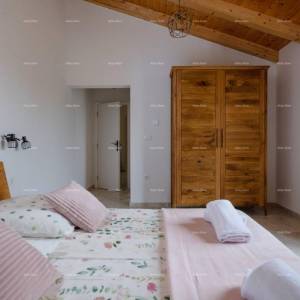 Prodaja - luksuzna vila s bazenom i jacuzzijem na prostranoj okućnici, Marčana!