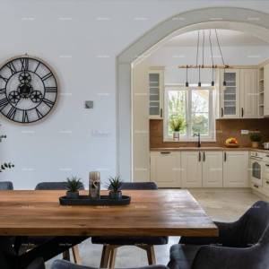 Prodaja - luksuzna vila s bazenom i jacuzzijem na prostranoj okućnici, Marčana!