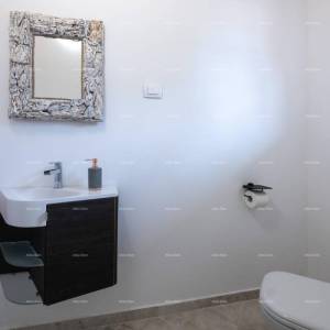 Prodaja - luksuzna vila s bazenom i jacuzzijem na prostranoj okućnici, Marčana!