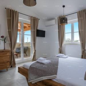 Prodaja - luksuzna vila s bazenom i jacuzzijem na prostranoj okućnici, Marčana!