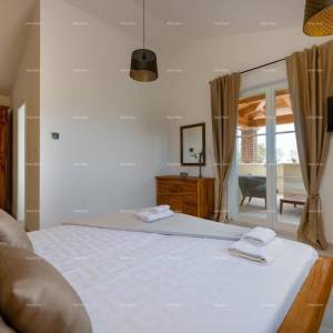 Prodaja - luksuzna vila s bazenom i jacuzzijem na prostranoj okućnici, Marčana!