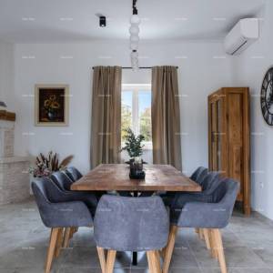 Prodaja - luksuzna vila s bazenom i jacuzzijem na prostranoj okućnici, Marčana!