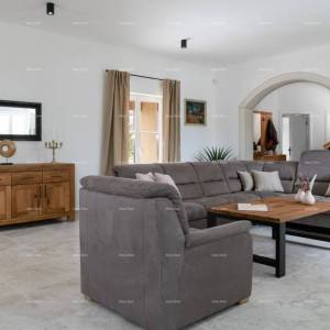 Prodaja - luksuzna vila s bazenom i jacuzzijem na prostranoj okućnici, Marčana!